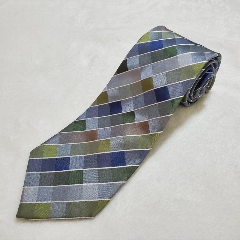 Kenneth Cole Reaction 100% Silk Patterned Tie.